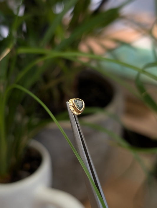 Asymmertic Sapphire Threadless End - Aurum Deorum - piercing jewellery