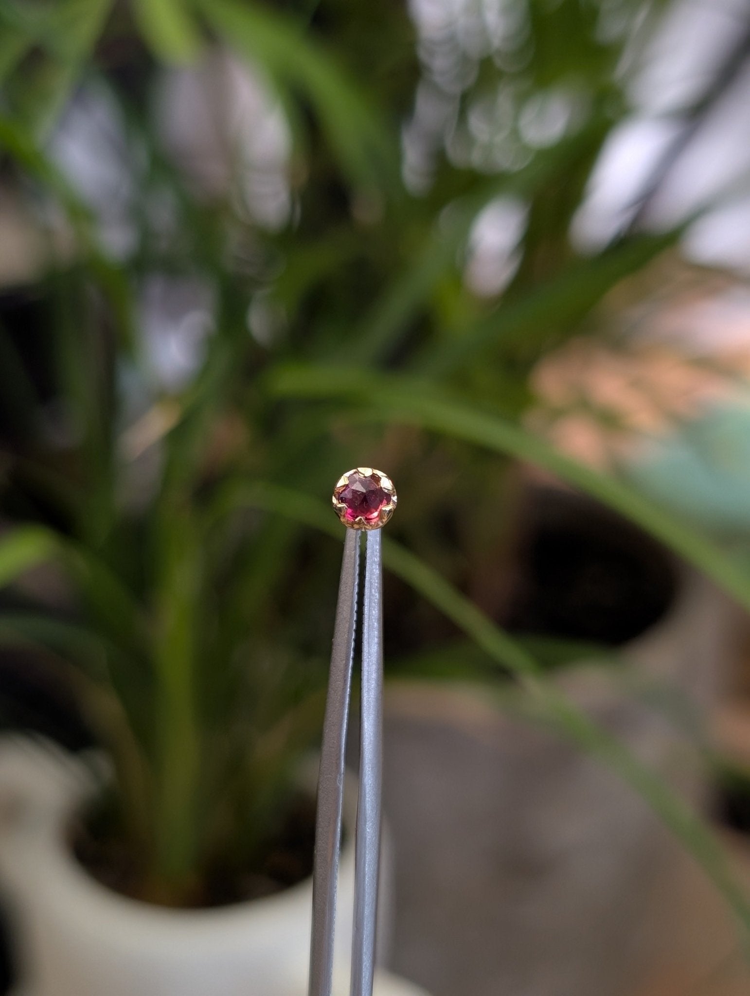 Mini Sapphire Acanthus Threadless End - Aurum Deorum - piercing jewellery