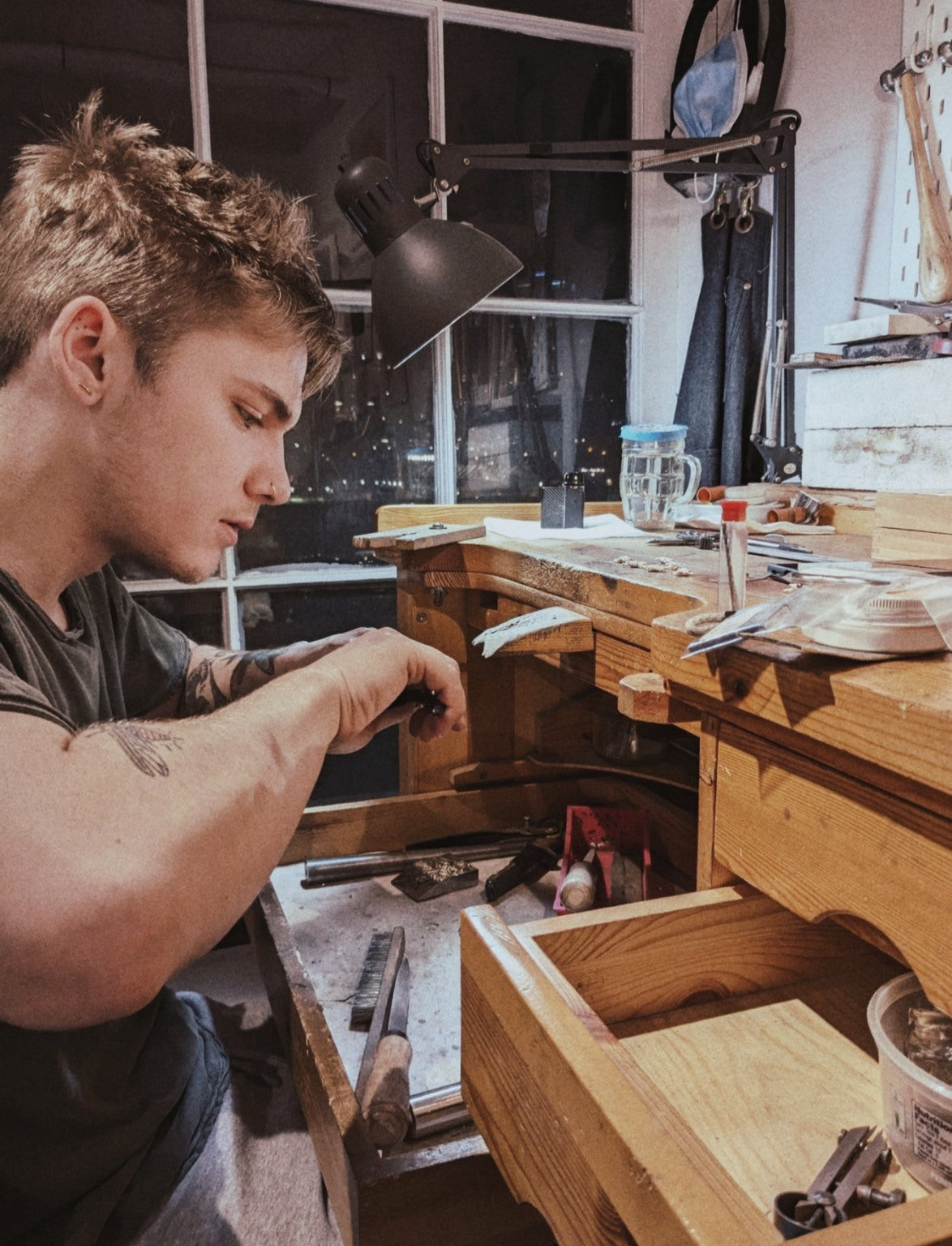 Jewellery work at the Aurum Deorum bench